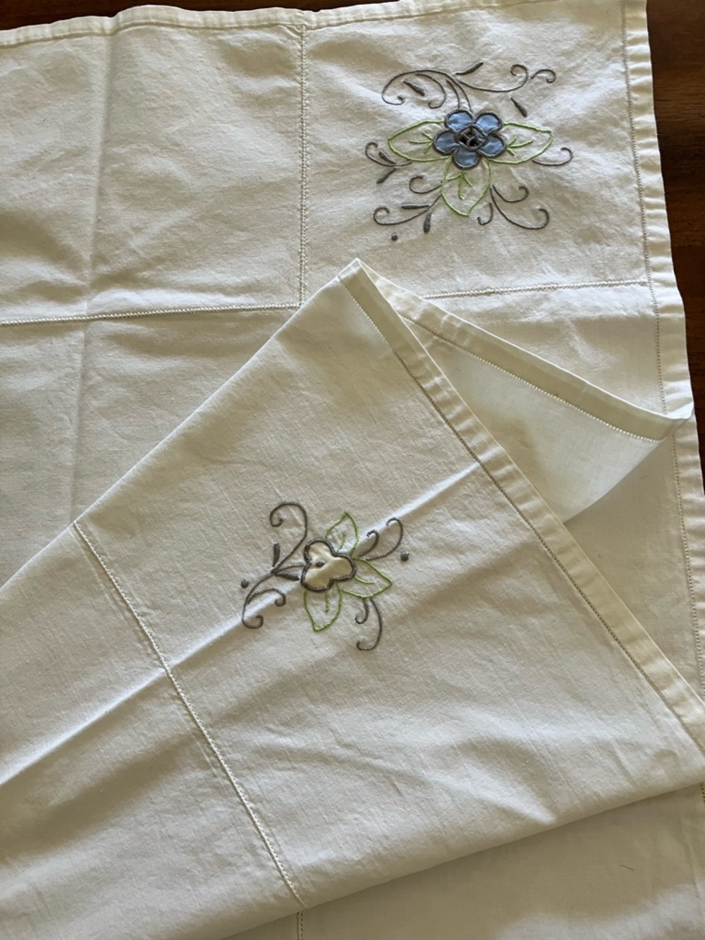 Vintage Dainty Embroidered Floral Design Table Cloth